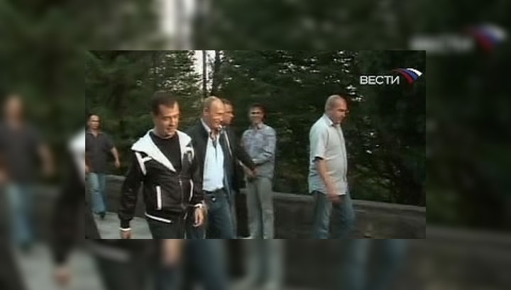Медведев и Путин прошлись по Сочи и посмотрели футбол в кафе