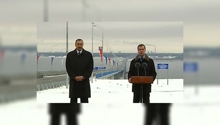 Медведев и Алиев открыли мост через Волгу