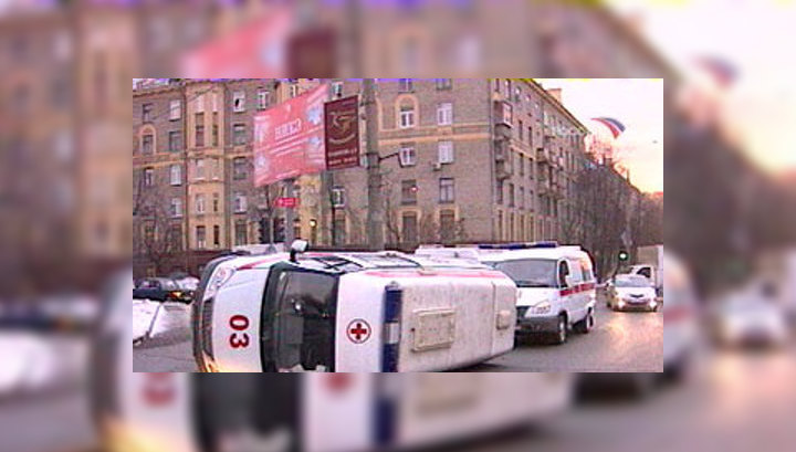 На северо-востоке столицы перевернулась машина "скорой помощи"