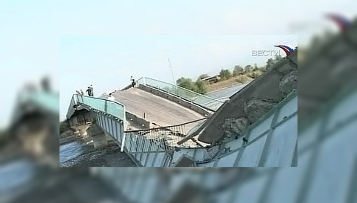 В Казахстане обрушился строящийся автомобильный мост