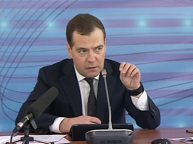 Медведев негативно относится к получению чиновниками ученых степеней