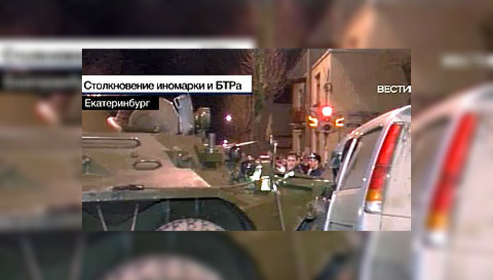 В Екатеринбурге иномарка столкнулась с БТР