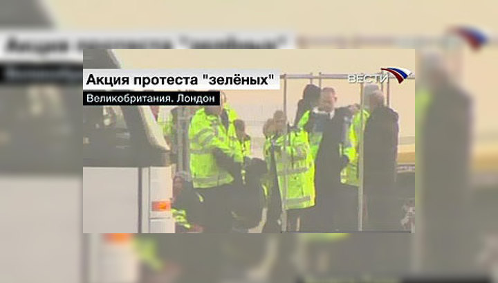 Экологи приковали себя наручниками в британском аэропорту