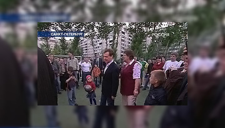Медведев заглянул в родную школу