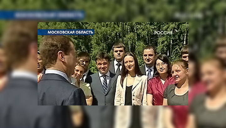 Медведев: если власть становится слабой, это уже не власть