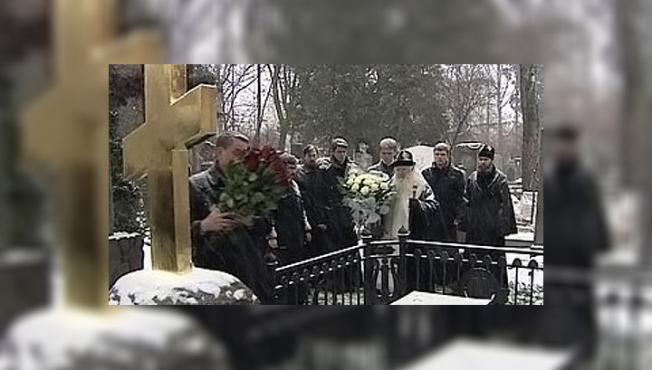 На могиле Гоголя появился бронзовый крест