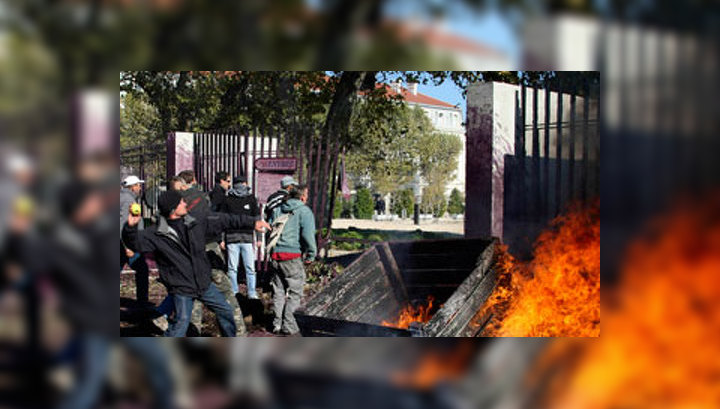 Французские фермеры жгут покрышки на Елисейских полях