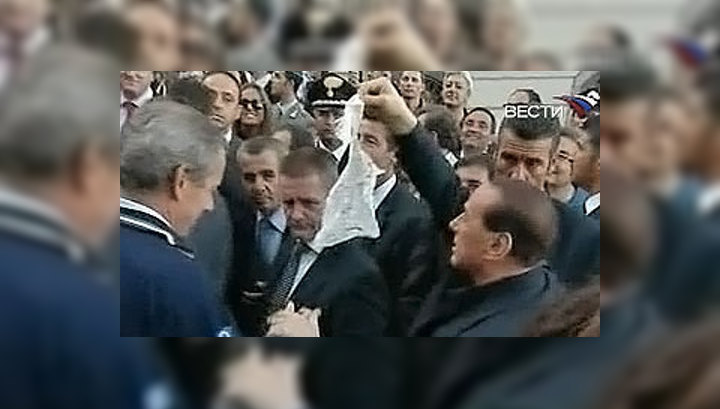 Берлускони убирал улицы Неаполя