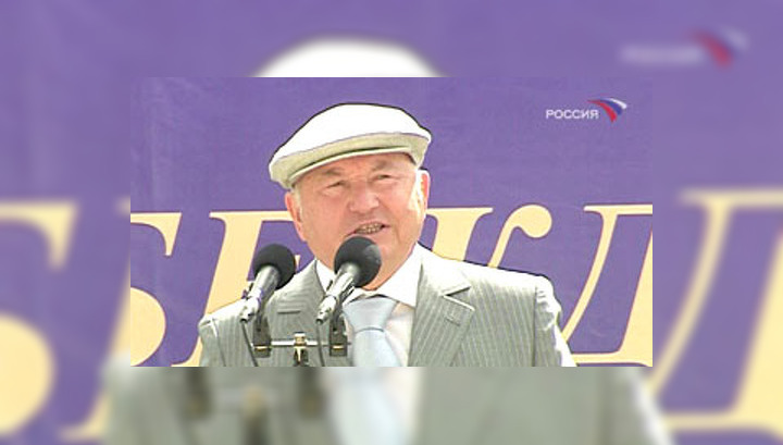 Лужков поздравил столичных строителей