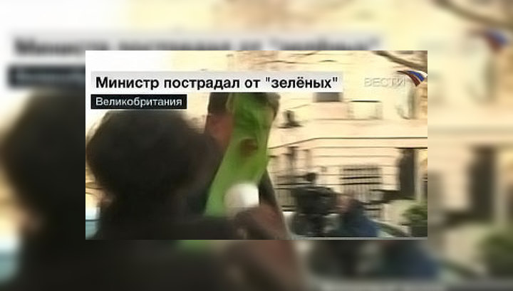Британского министра облили зеленым кремом
