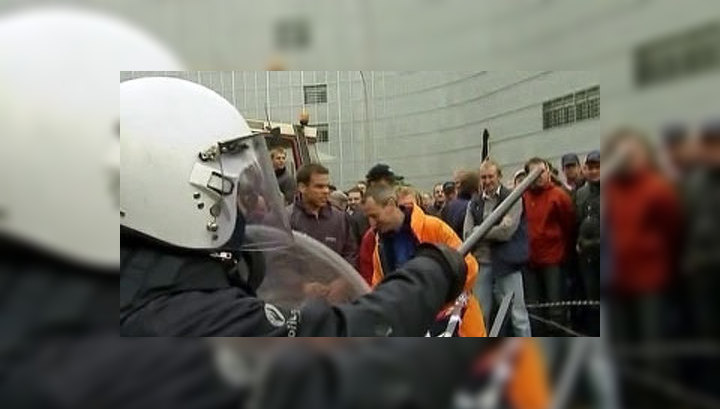 В Брюсселе фермеры забросали полицейских сеном и яйцами