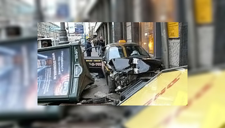 Видео с места аварии: наркоман протаранил остановку с людьми