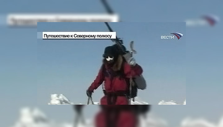 Экспедицию к Северному полюсу преследует белый медведь