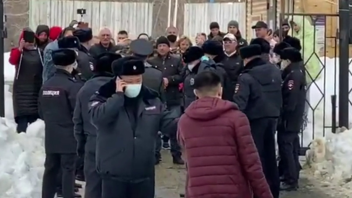 "Вас маски не спасут!": на Сахалине помещенные под карантин туристы едва не устроили бунт