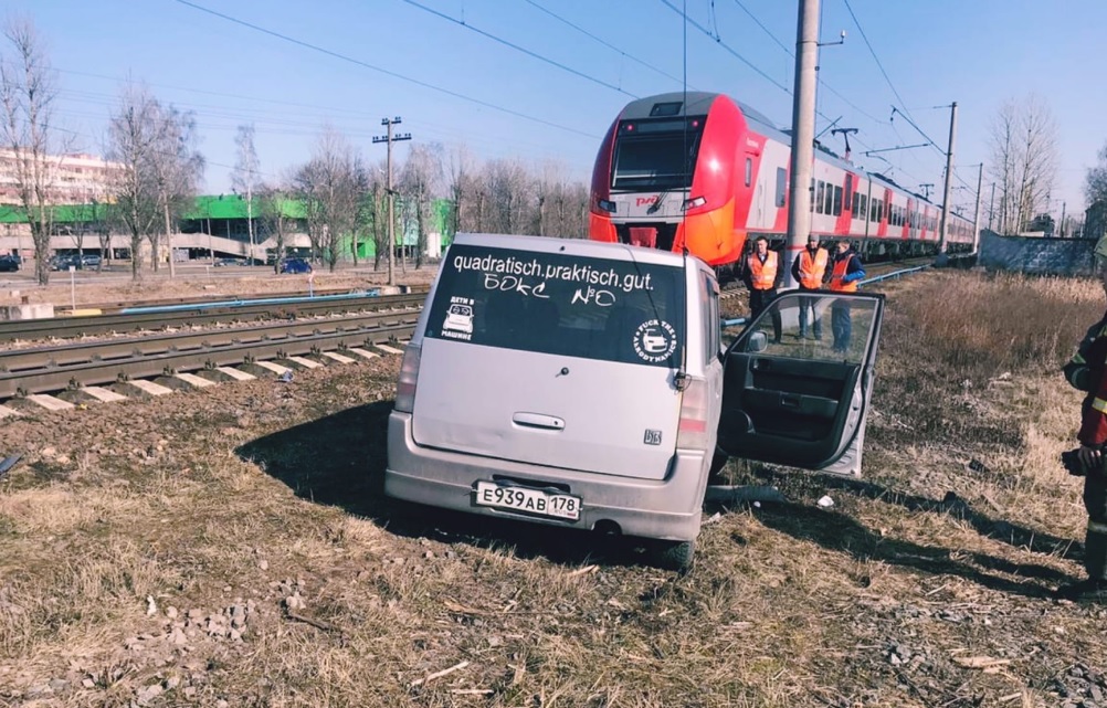 Момент фатального столкновения поезда и легковушки в Петербурге попал на видео