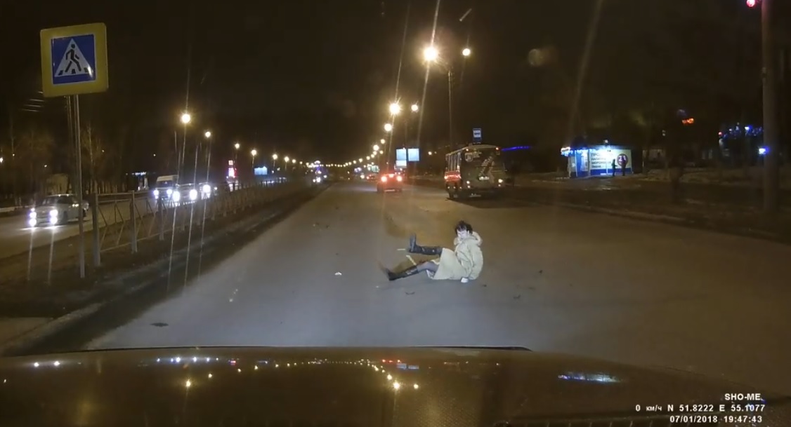 В Оренбурге лихач снес женщину на переходе и скрылся с места ДТП. Видео