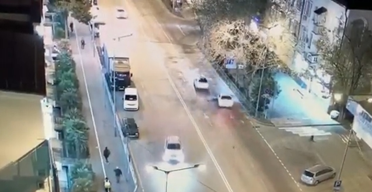 Гибель пешехода, угодившего под две машины в Сочи, попала на видео