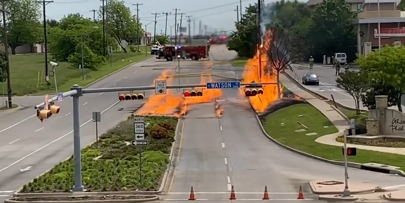 Возгорание природного газа заставило эвакуироваться жителей в Техасе. Видео