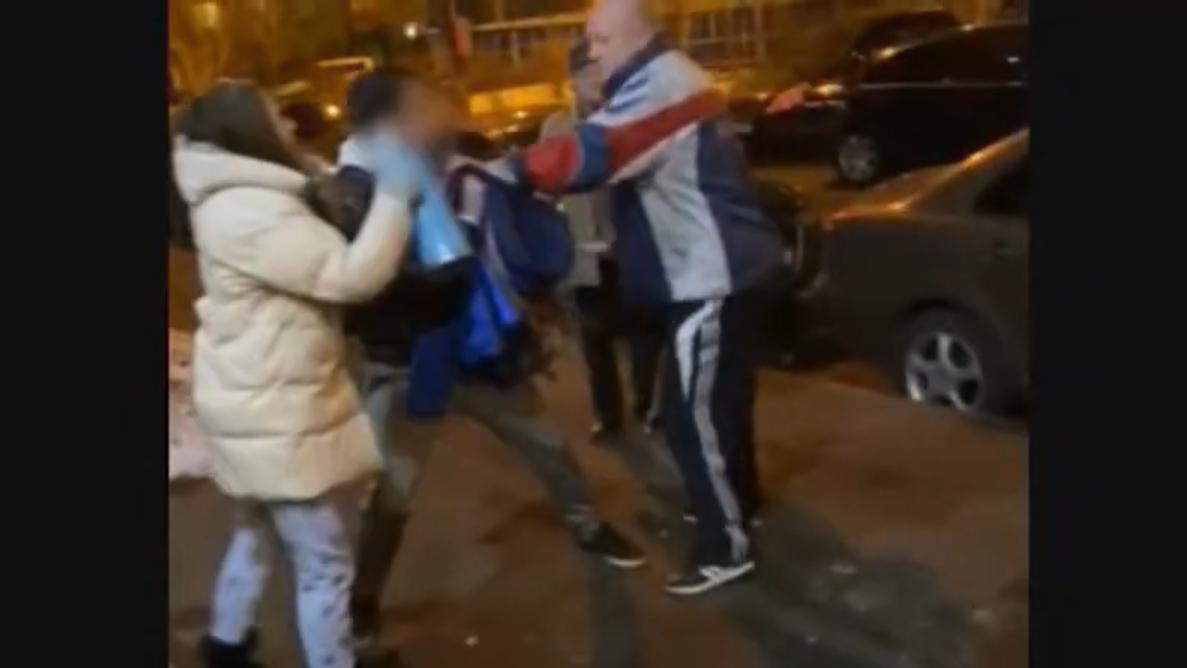 Москвич пырнул ножом вступившегося за девушку соседа по подъезду