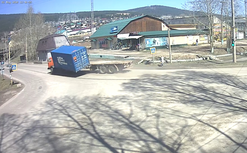 Упавший контейнер чуть не раздавил легковушку на дороге в Иркутской области. Видео