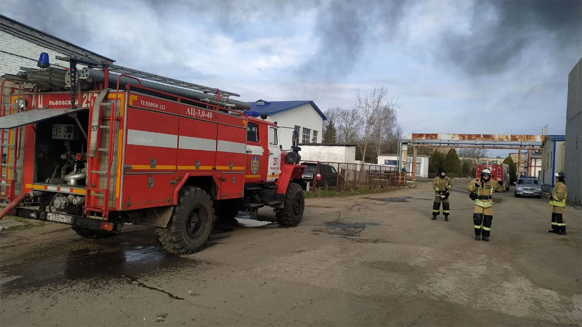 В Подмосковье загорелся склад подсолнечного масла