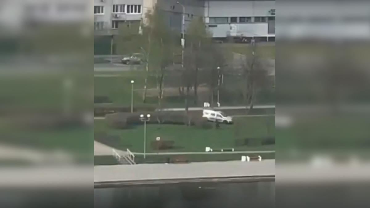 По газонам и кустам: полицейские на автомобиле устроили погоню по московскому скверу