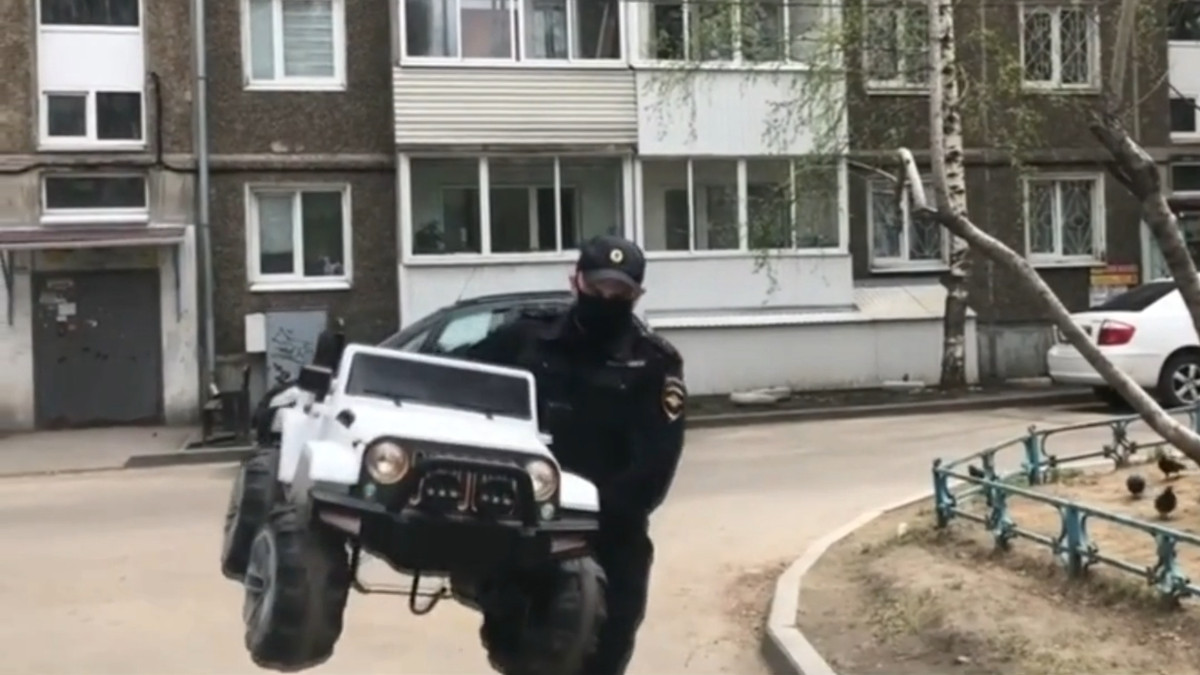 Иркутские полицейские нашли угнанный у ребенка внедорожник и вернули его хозяину