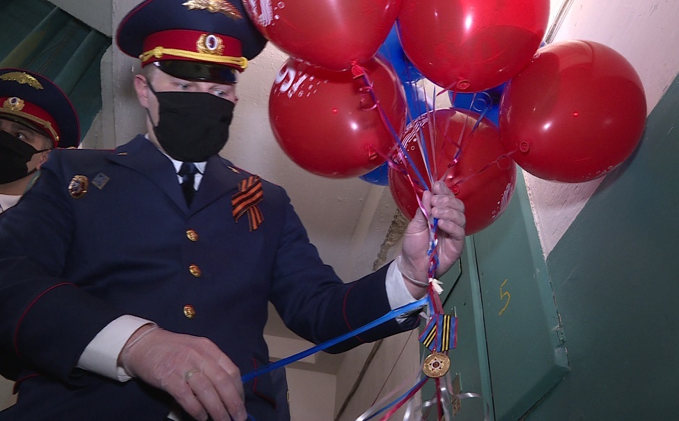 Медаль к юбилею Победы фронтовику передали с помощью воздушных шаров