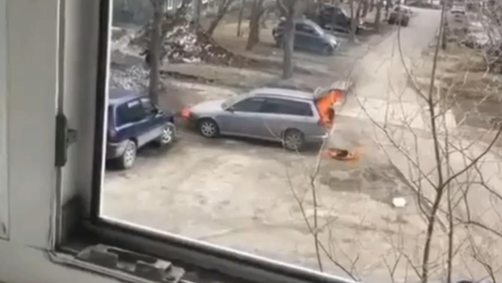 Житель Камчатки средь бела дня сжег машину бывшей возлюбленной