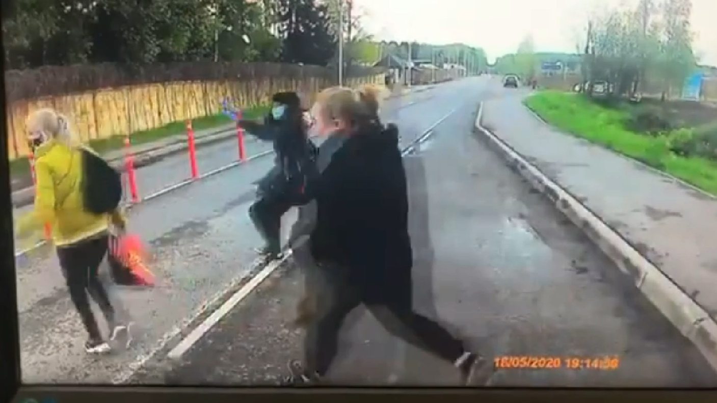 Машина сбила перебегавшую дорогу перед автобусом девушку в Подмосковье