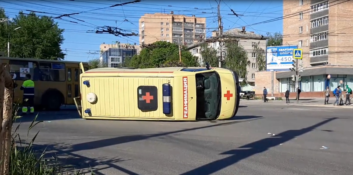 Четыре сотрудника скорой помощи пострадали в ДТП с реанимобилем в Рязани