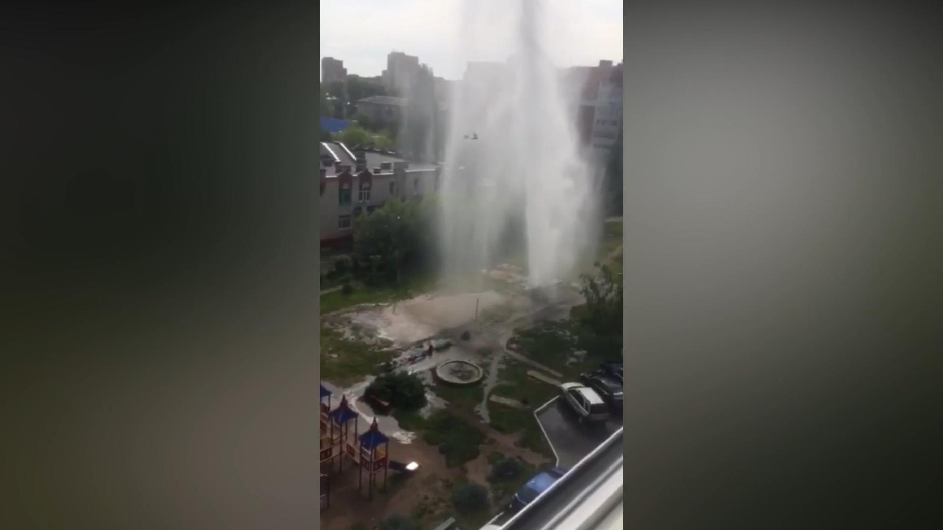 Коммунальный гейзер высотой с девятиэтажку забил в Казани