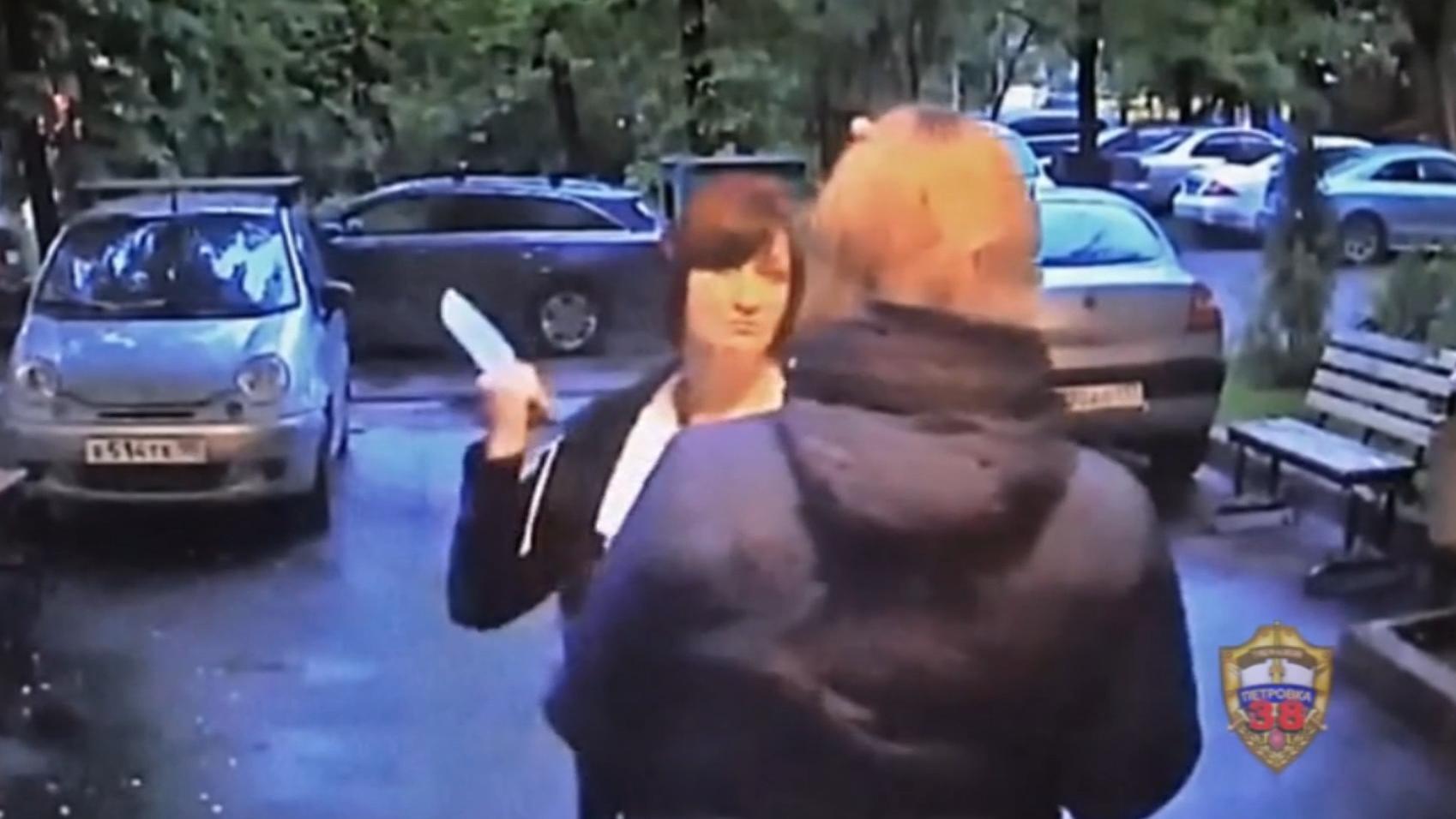 Москвичка с тесаком попыталась выбить долг из соседки