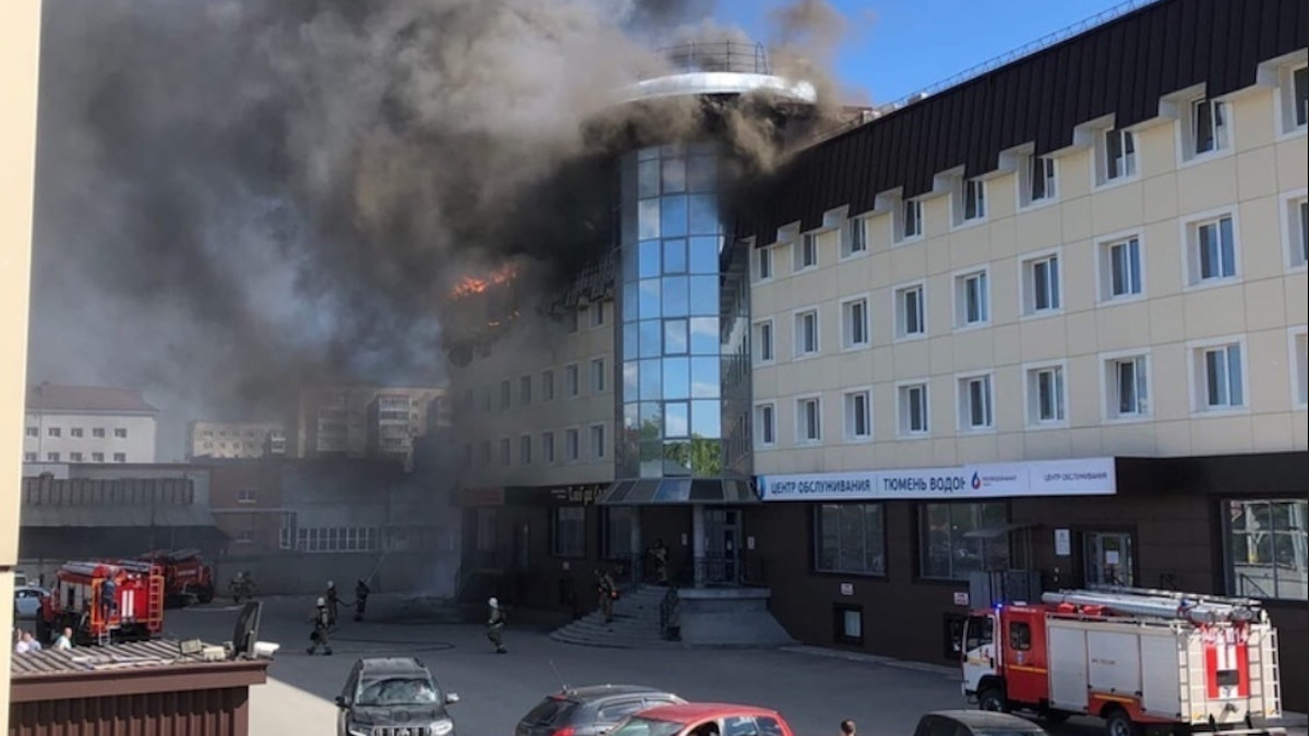 В Тюмени сгорела крыша бизнес-центра