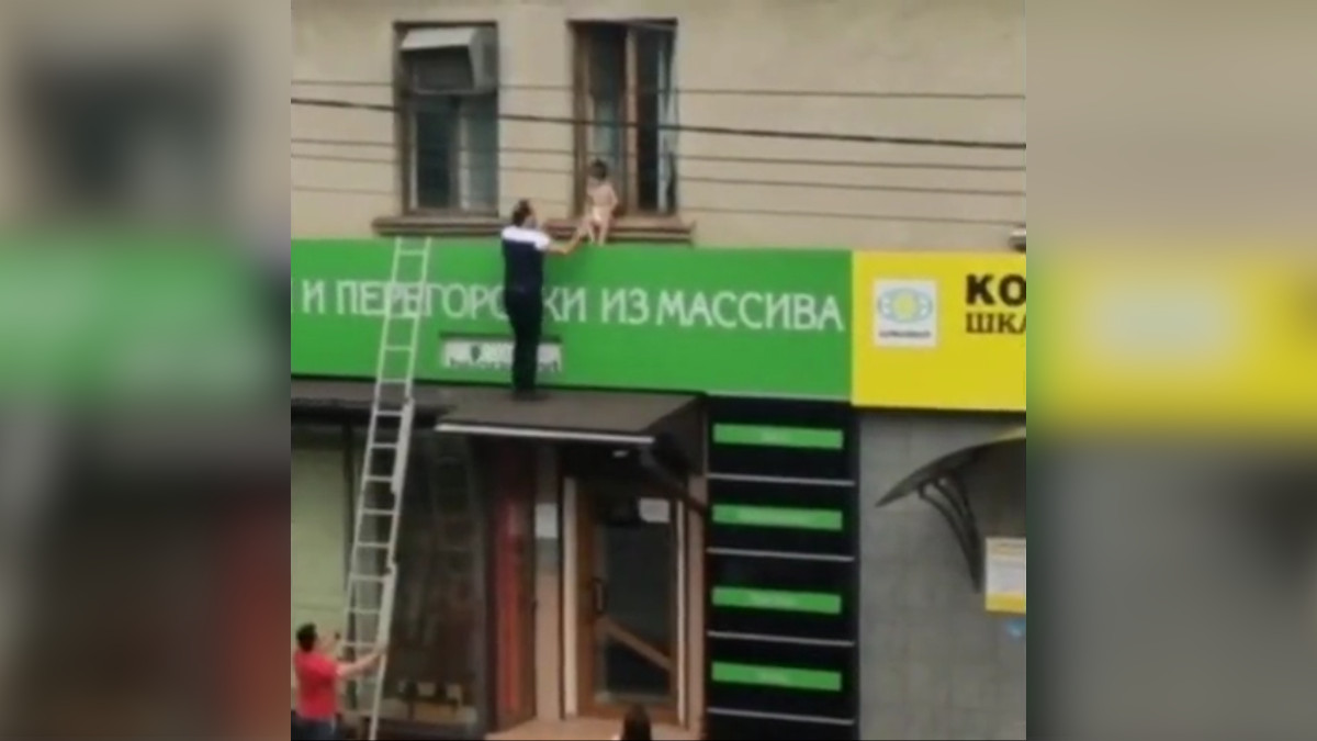 Прохожие сняли двухлетнего мальчика с карниза в Краснодаре. Видео