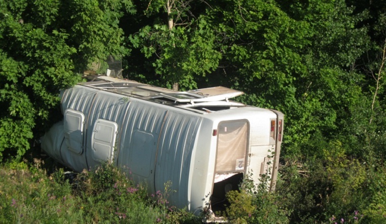 В Югре перевернулся автобус с вахтовиками: двое в крайне тяжелом состоянии
