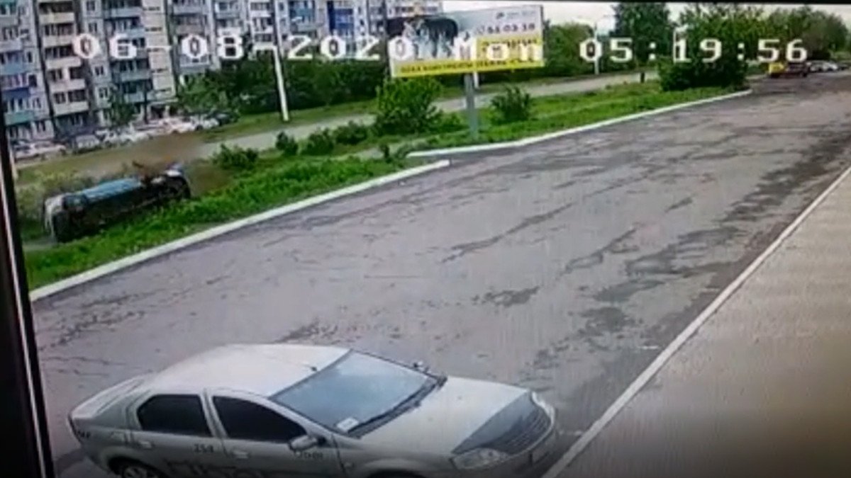 Подростки три раза перевернулись после ДТП и сбежали. Видео