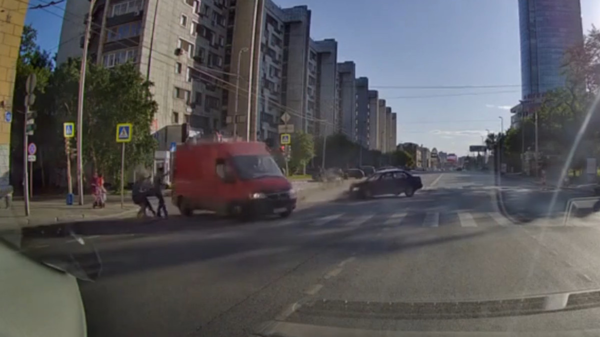 Фургон снес пешеходов в Екатеринбурге. Видео