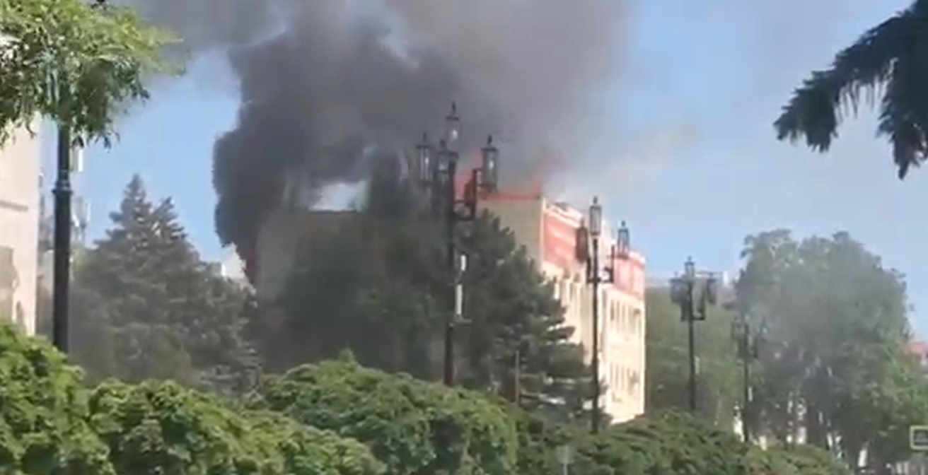 В Махачкале вспыхнуло офисное здание Ростелекома. Видео