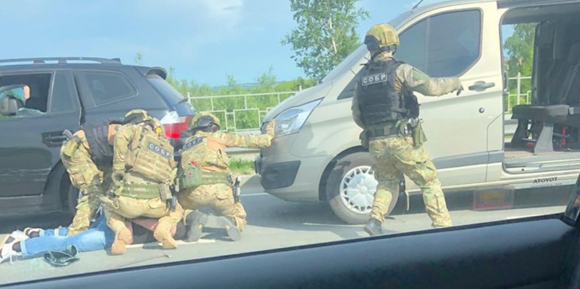 В Рязани преступник оказал сопротивление СОБРу и протаранил машину спецназа