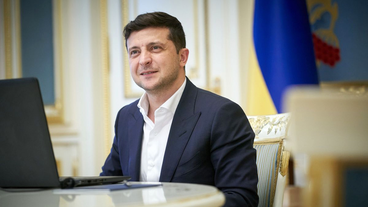 Зеленский порассуждал насчет приглашения на парад в Москву
