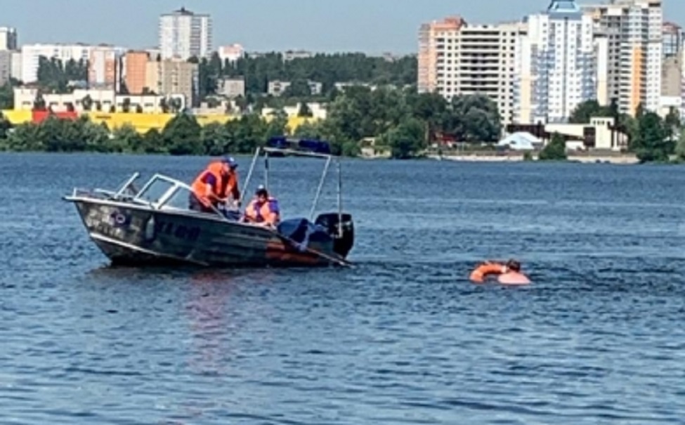 Троих липчан освободили из плена водорослей