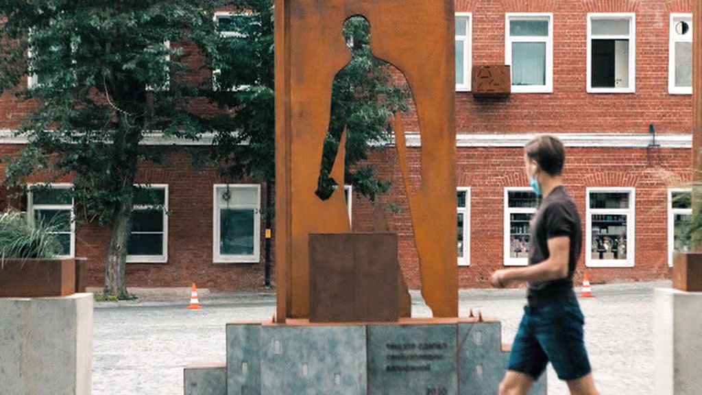 В Москве поставили памятник курьеру