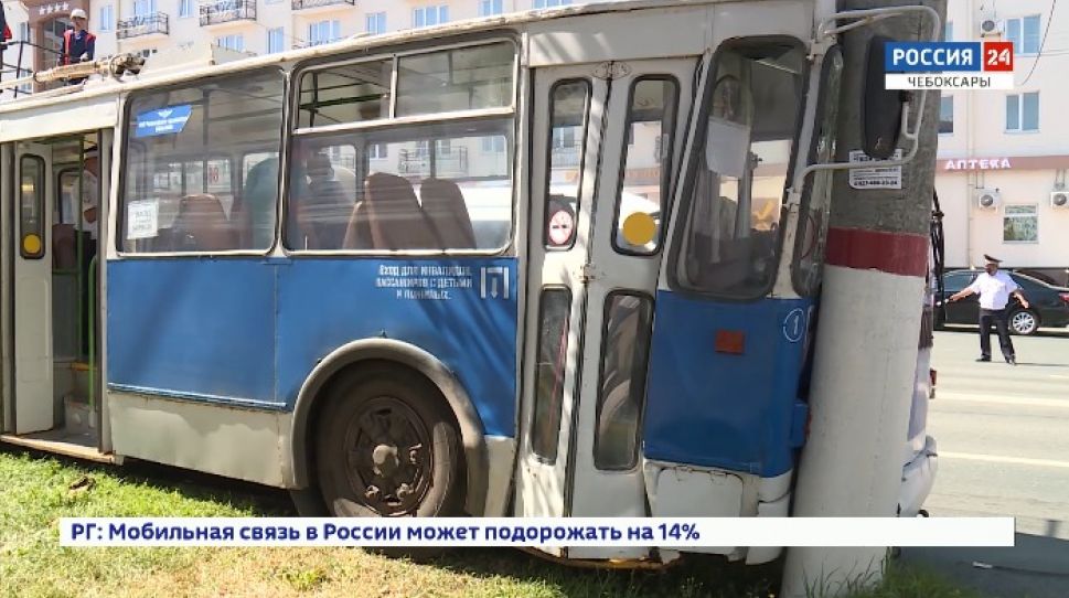 В ДТП с троллейбусом в Чебоксарах пострадали 6 пассажиров