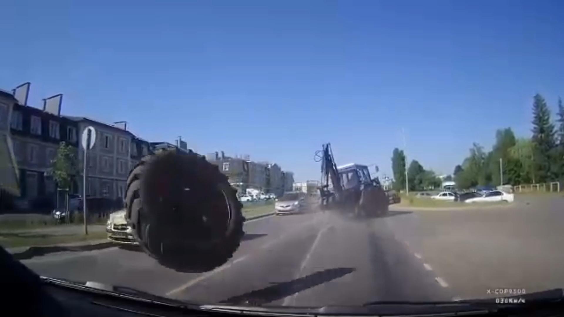 Отлетевшее от трактора колесо подбило два автомобиля