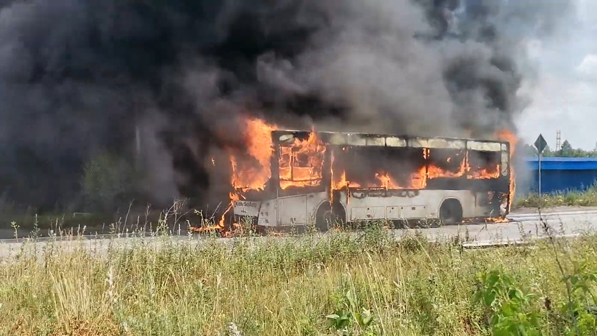 Пылающий в Новокузнецке пассажирский автобус попал на видео