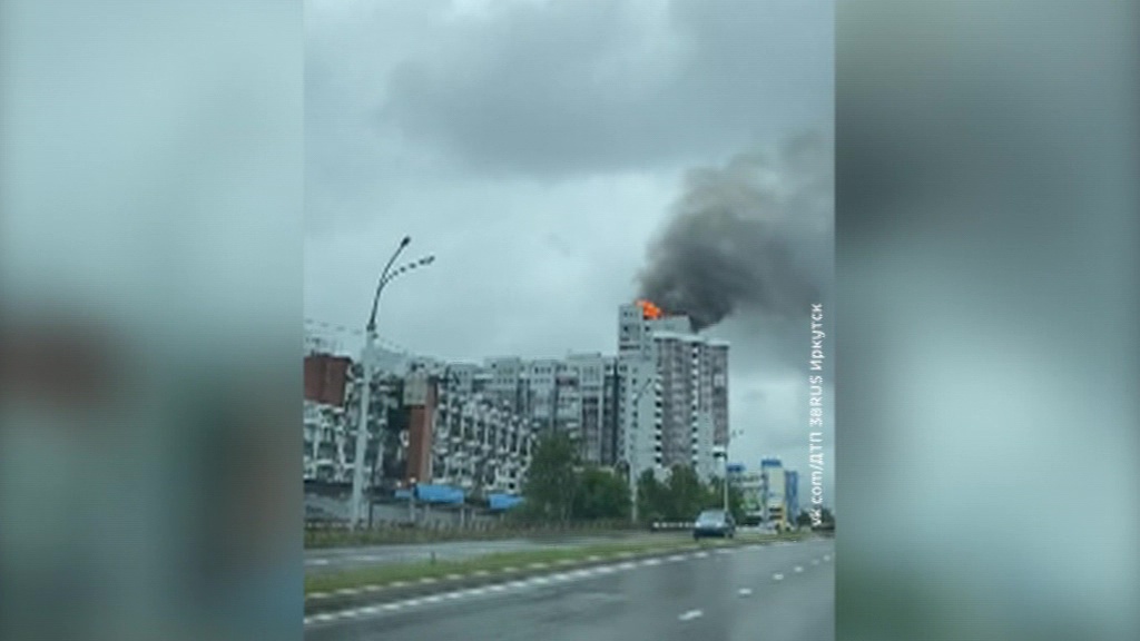 В Иркутске горит многоэтажка