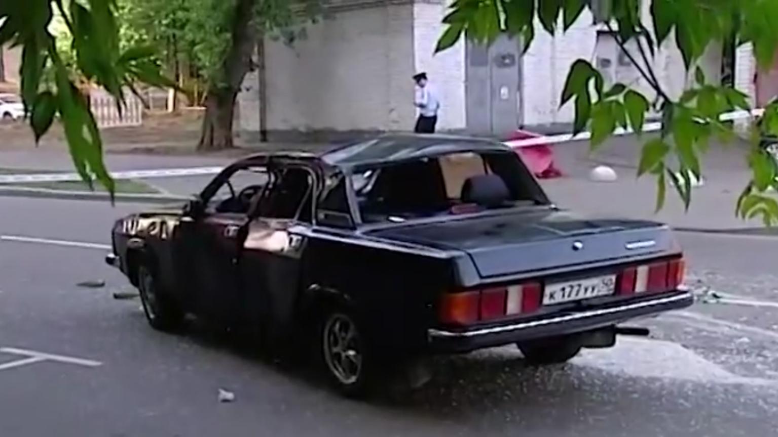 Пьяные школьницы перевернулись на угнанной "Волге" в центре Москвы