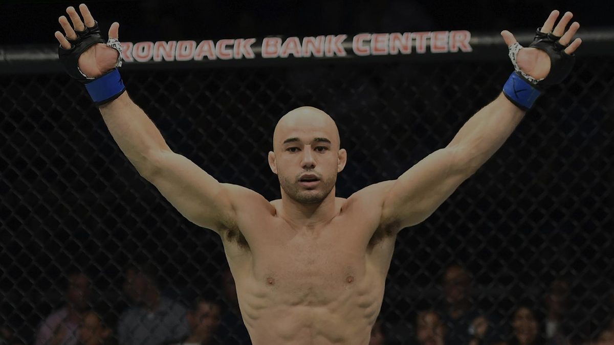 Лидер рейтинга UFC сообщил о заражении коронавирусом