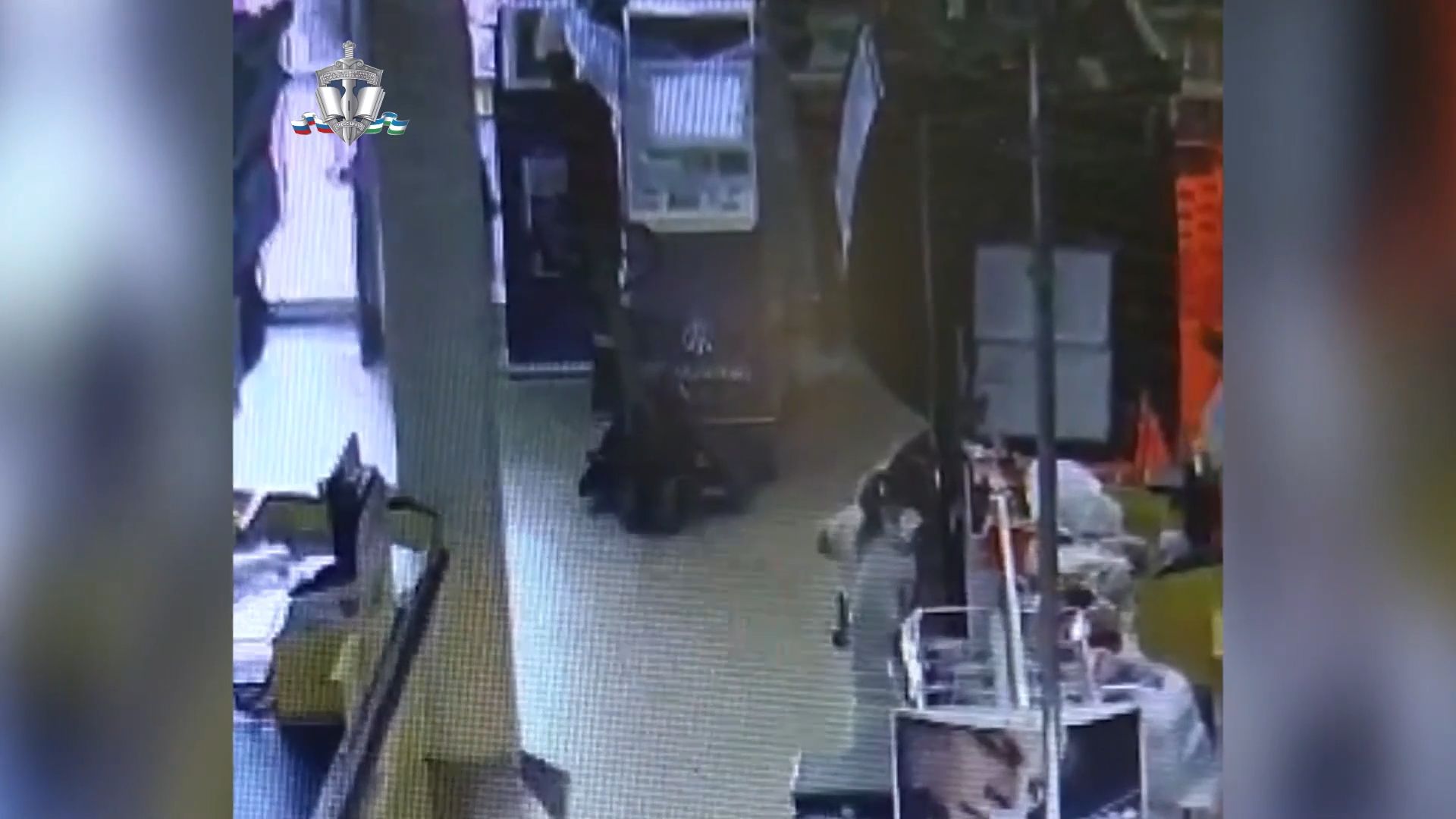 В Уфе средь бела дня вынесли банкомат из супермаркета